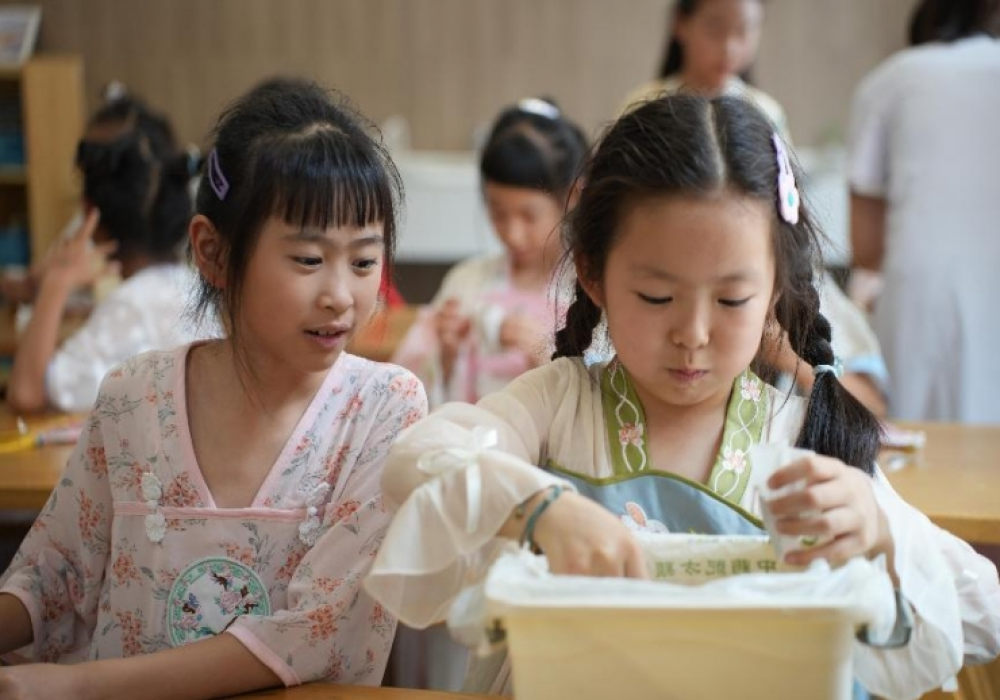 【中医药文化】巧手童心做香囊，悠悠药香伴成长—我院开展中医药文化进校园活动