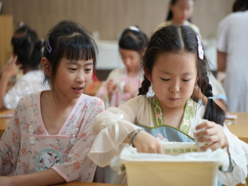 【中医药文化】巧手童心做香囊，悠悠药香伴成长—我院开展中医药文化进校园活动